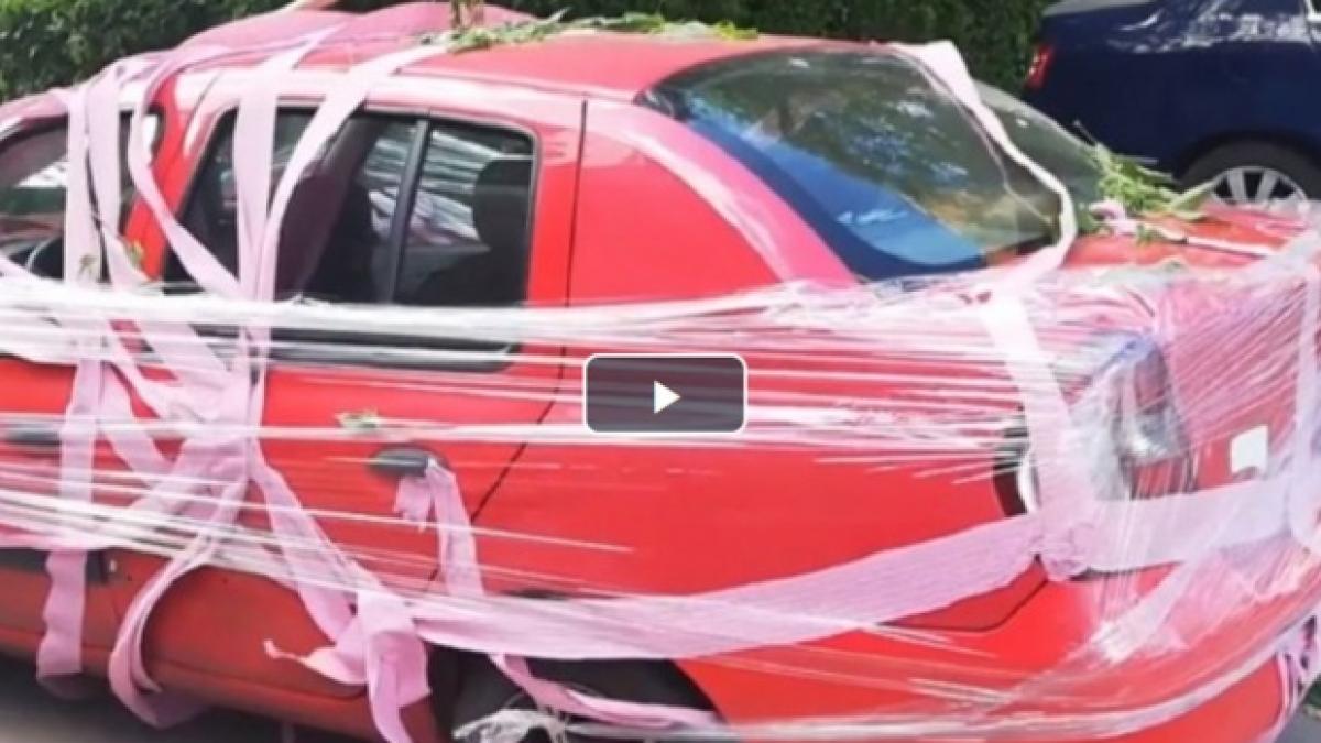 un-barbat-din-targoviste-si-a-gasit-masina-invelita-in-hartie-igienica-si-scotch-video-596464_81496100