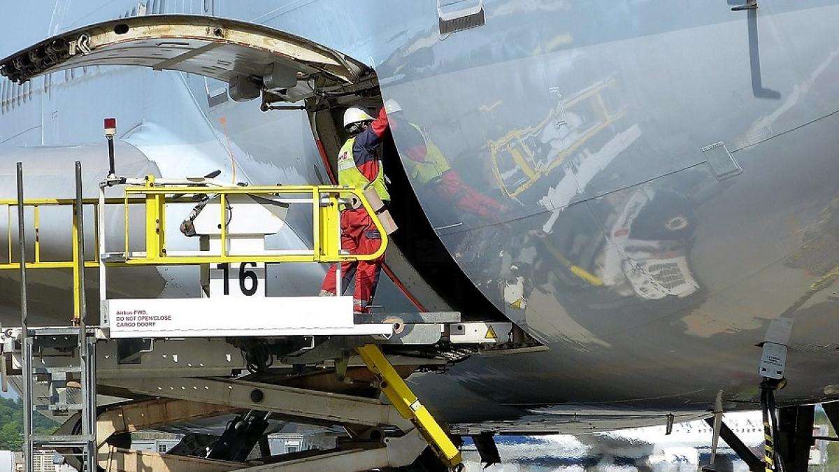 avion_cargo_aeroport_09717800