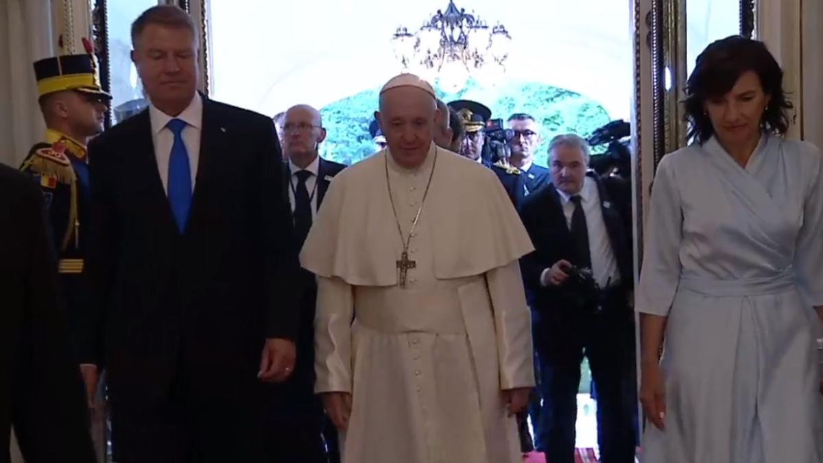 iohannis-papa-carmen_64722200