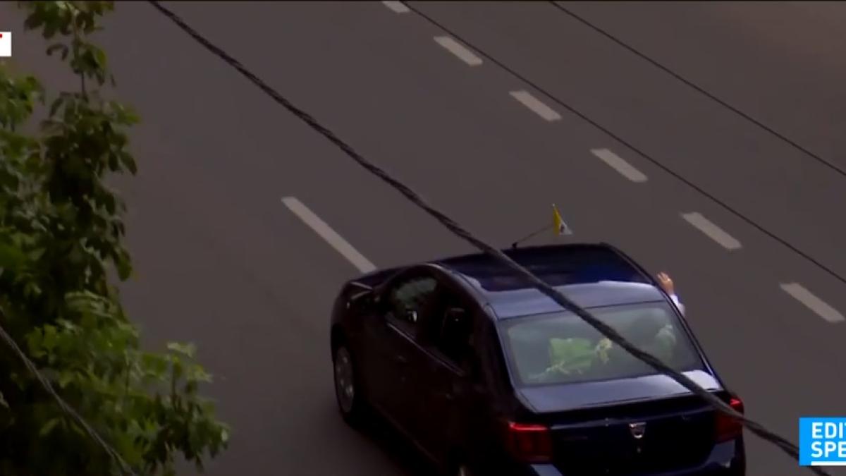 papa-saluta-multimea_91217700