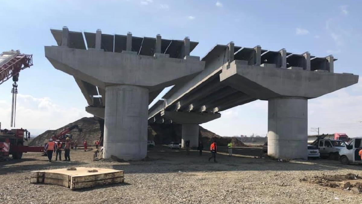 pod_autostrada_constructie_muncitori_42658500