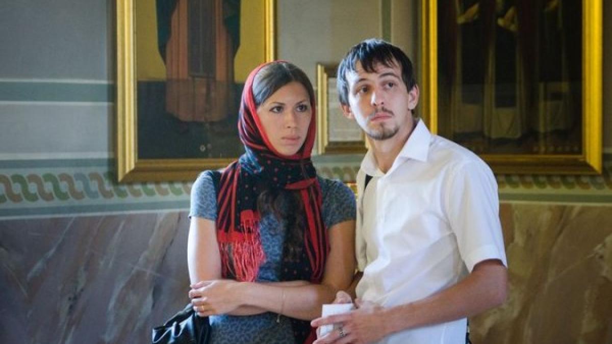 tineri-biserica-fata-baiat_36512300