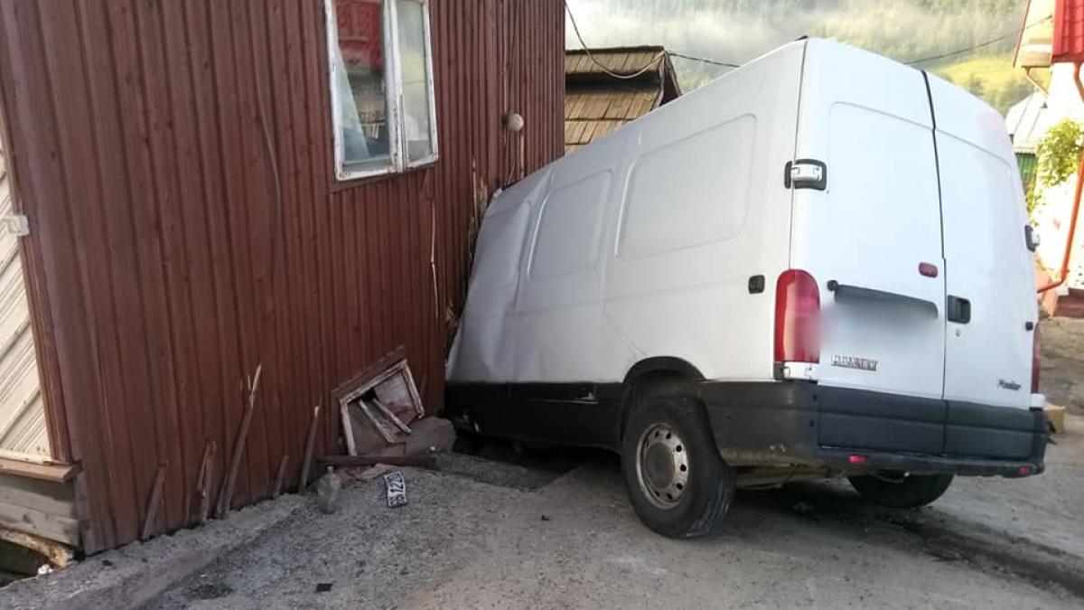 microbuz_casa_accident_suceava_02_95518500