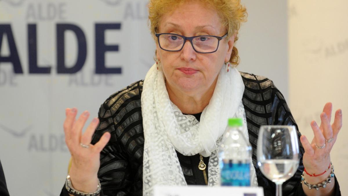 europarlamentarul-renate-weber-participa-la-conferinta-de-presa-sustinuta-de-presedintele-alde--calin-popescu-tariceanu--la-iasi-_51160700