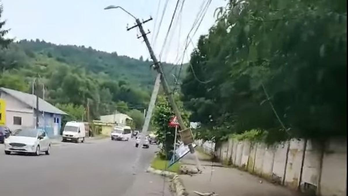 solutie-romaneasca-pentru-orice-un-stalp-de-beton-in-pericol-sa-cada-sprijinit-intr-o-scara-601471_48892800