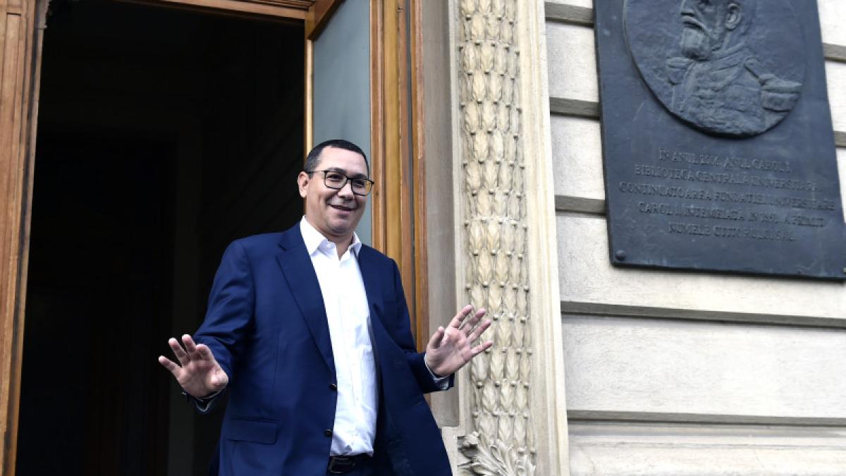 victor-ponta--presedintele-pro-romania--la-finalul-ceremoniei-decernarii-titlului-de-doctor-honoris-causa-dhc_59315600