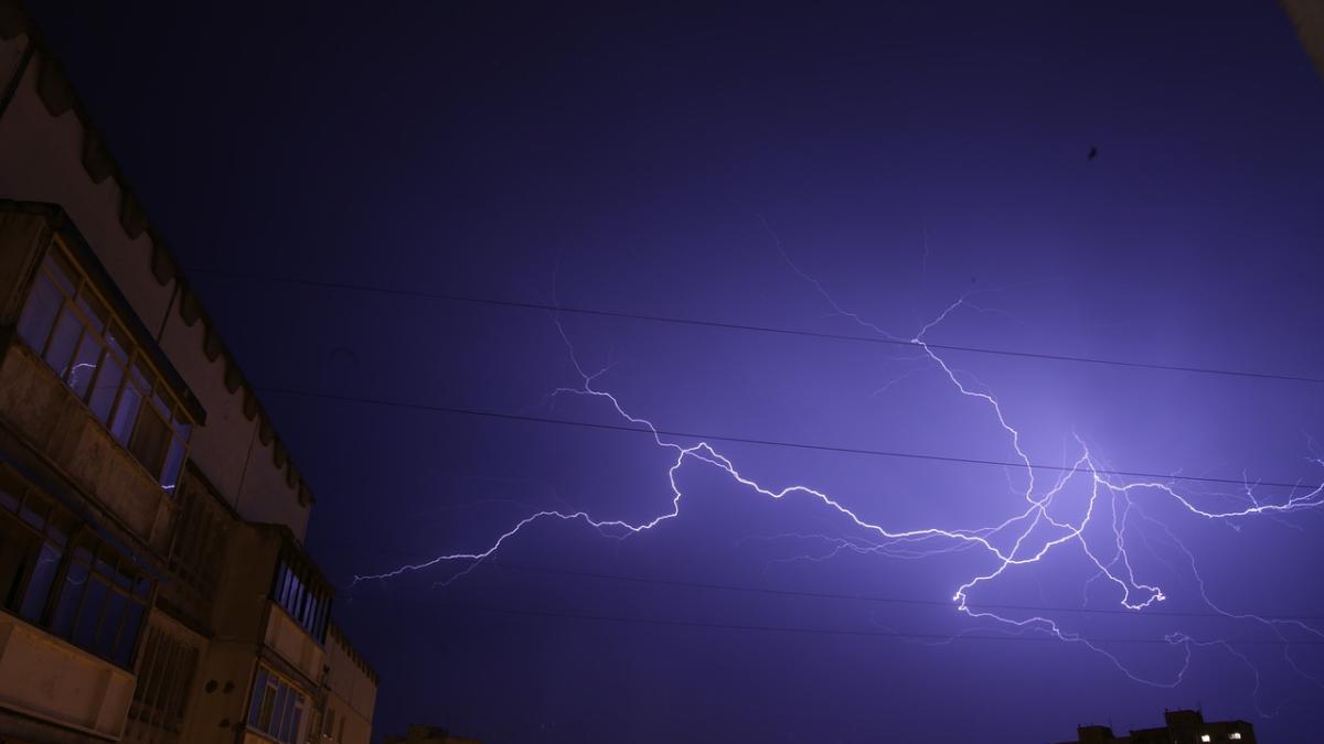 vremea-meteo-descarcari-electrice-fulger_57204200