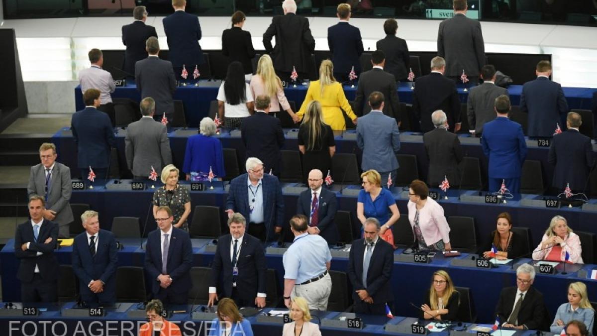 deputatii-brexit-intorc-spatele-imnului-ue_04691300