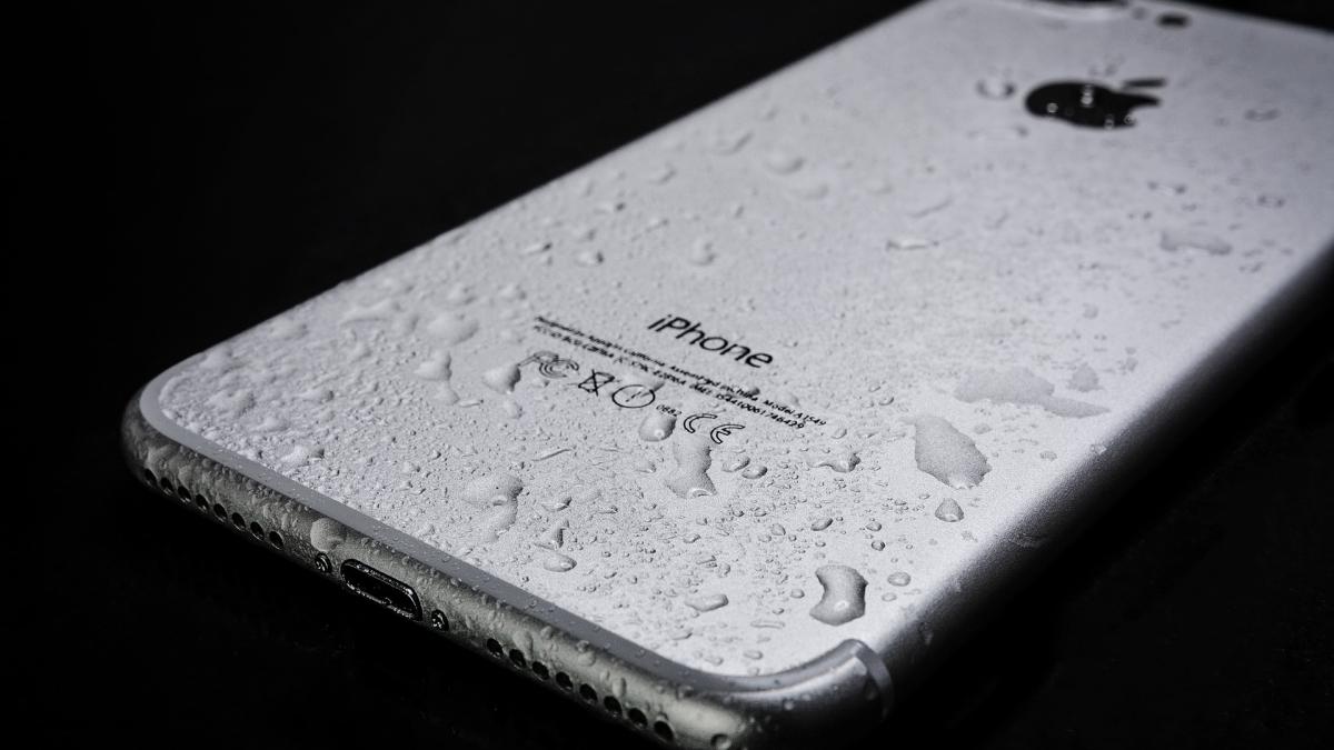 wet-smartphone-3369007_1920_33752300