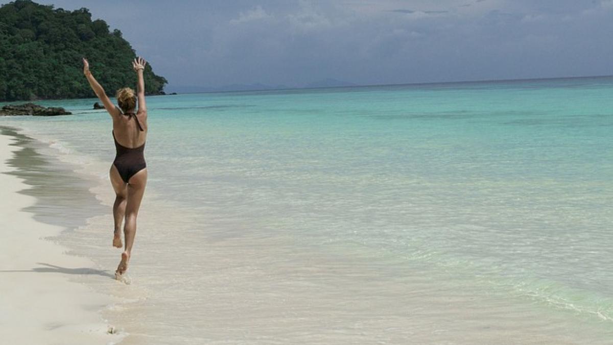 femeie-plaja_68227000