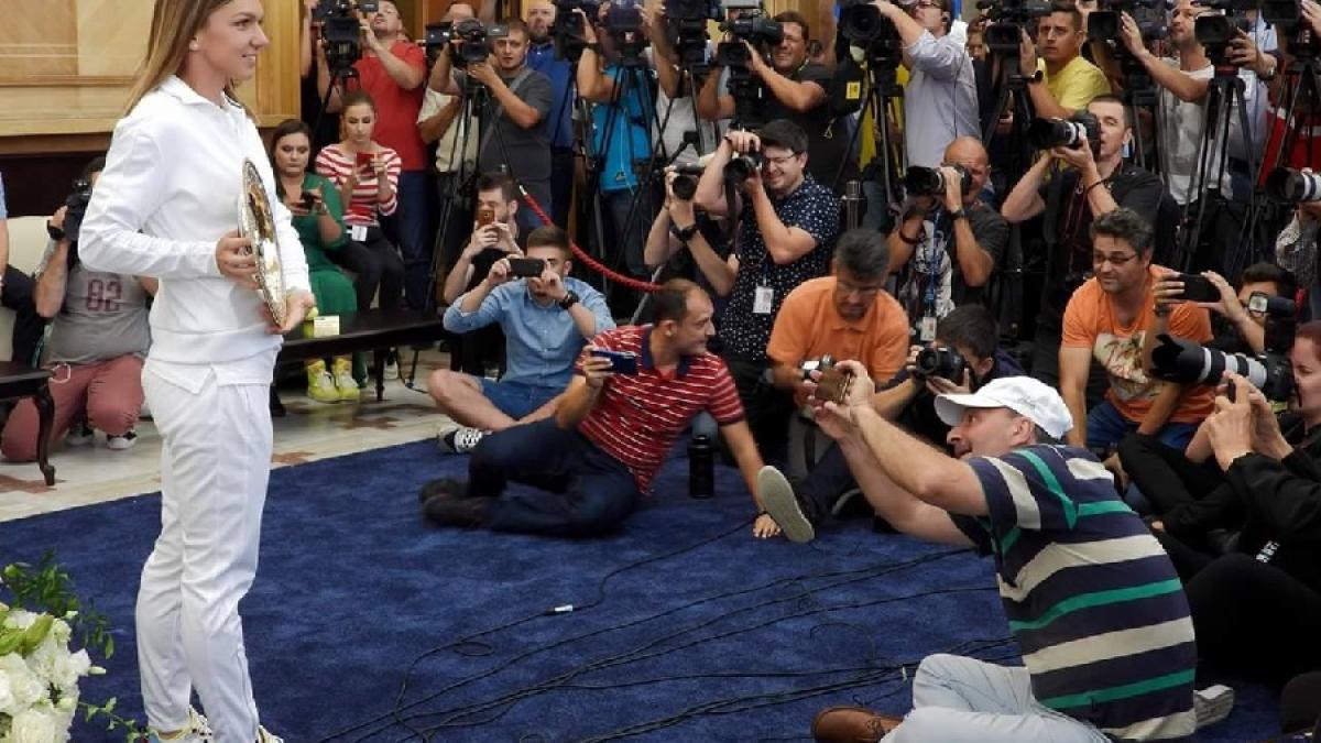 halep_trofeu_wimbledon_prezentare_ministeruleducatiei_fb_19762400