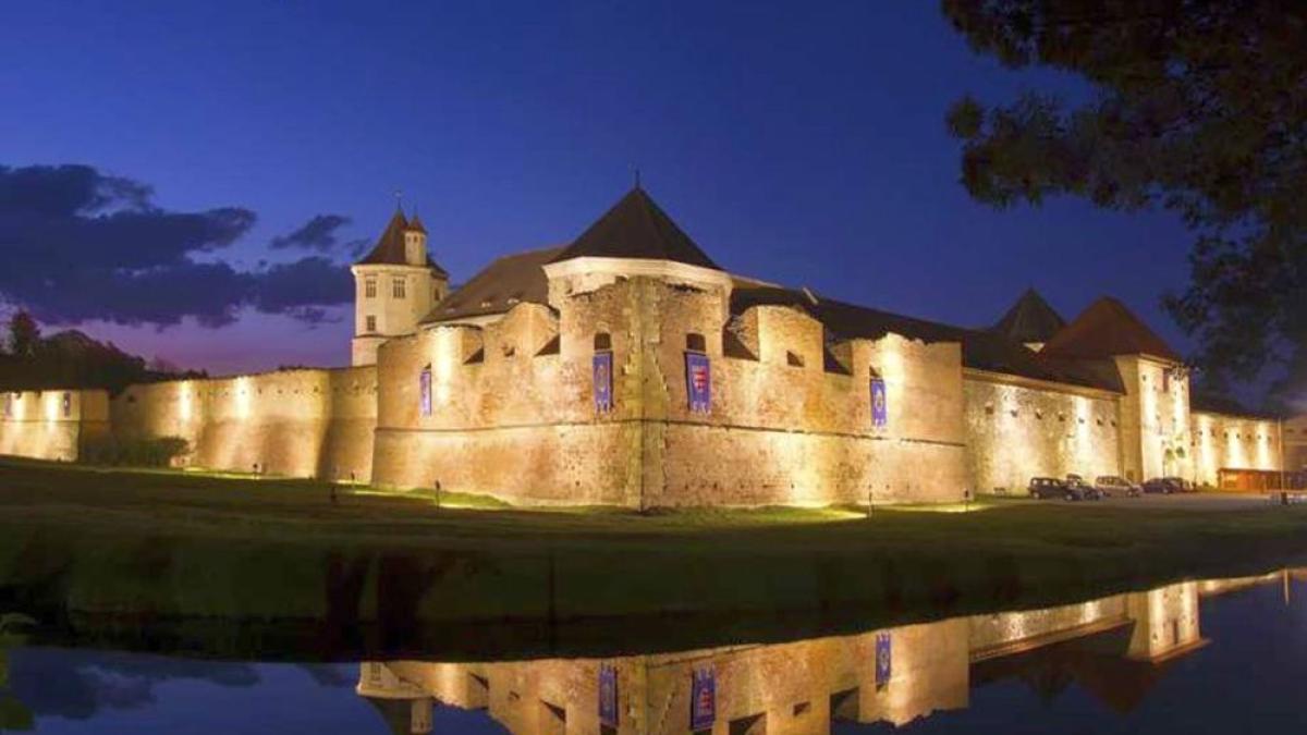 cetatea-fagarasului-exterior-noaptea_76516000