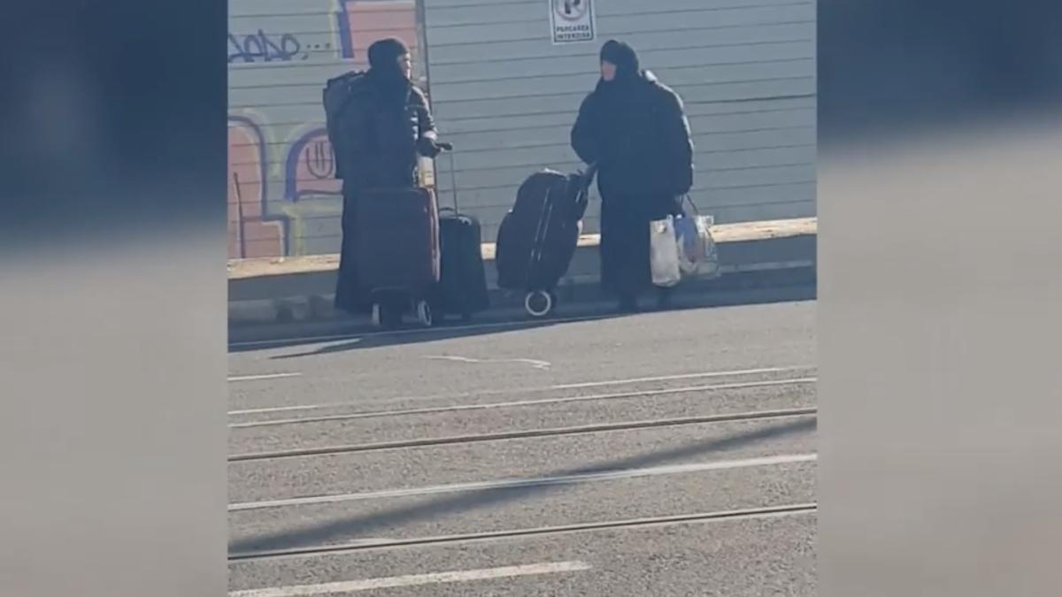noi-imagini-cu-falsele-maicute-din-vaslui-care-au-impins-un-barbat-pe-sine-cele-doua-au-lovit-si-in-bucuresti-video_01400300