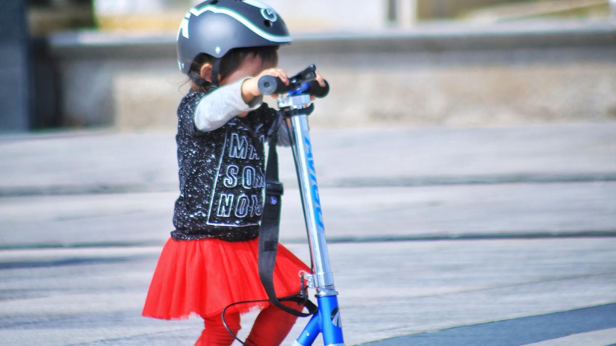 fetita-trotineta-trece-strada_64347400