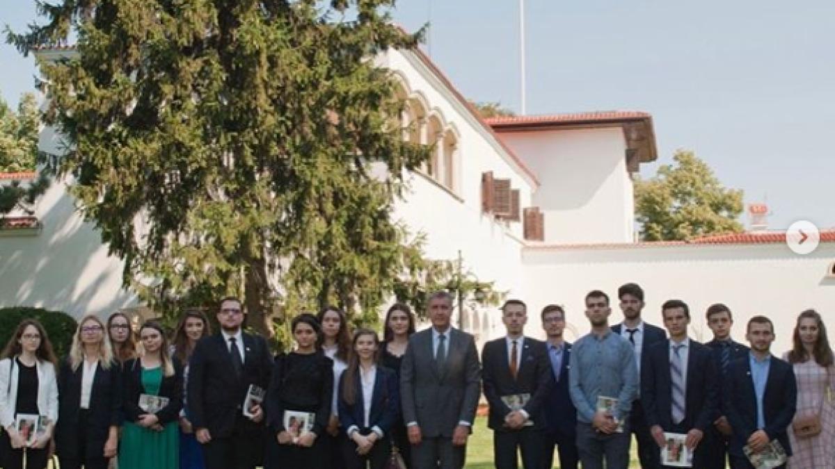 familia-regala-functionari-guvernamentali_76043800