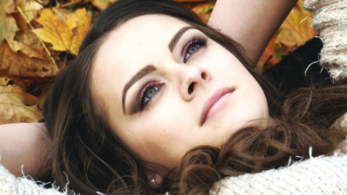 fata_toamna_frunze_piele_73890600