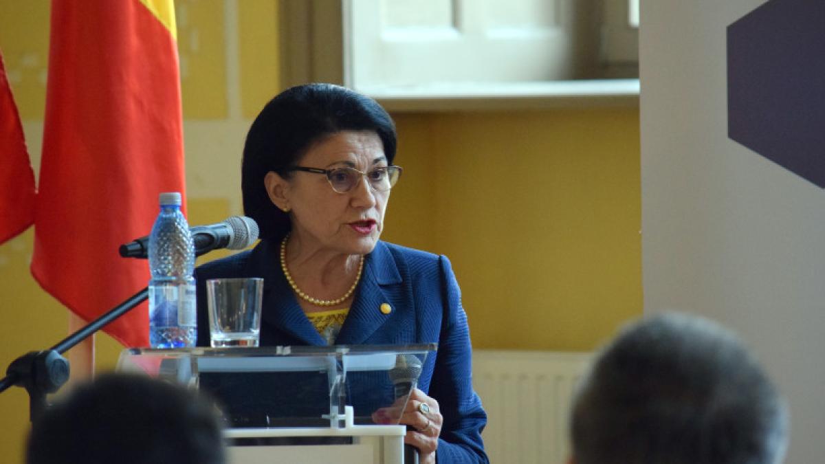 ministrul-educatiei--ecaterina-andronescu--participa-la-o-intalnire-cu-profesori-_89685900
