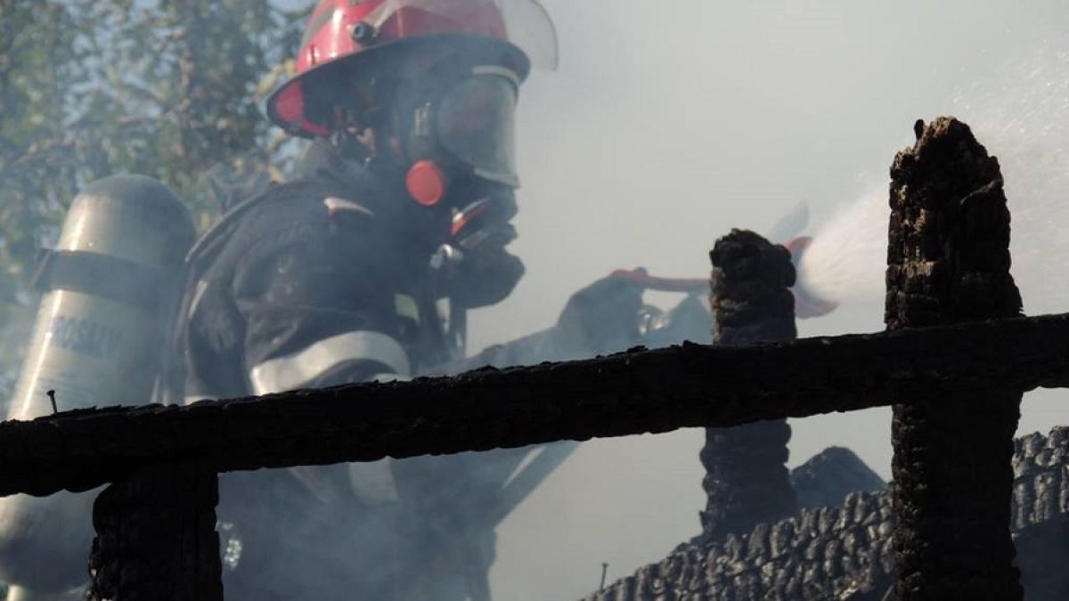 pompier_incendiu_foc_84751700