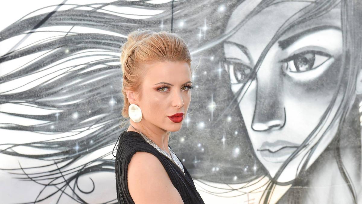 sabina-lisievici_83130400