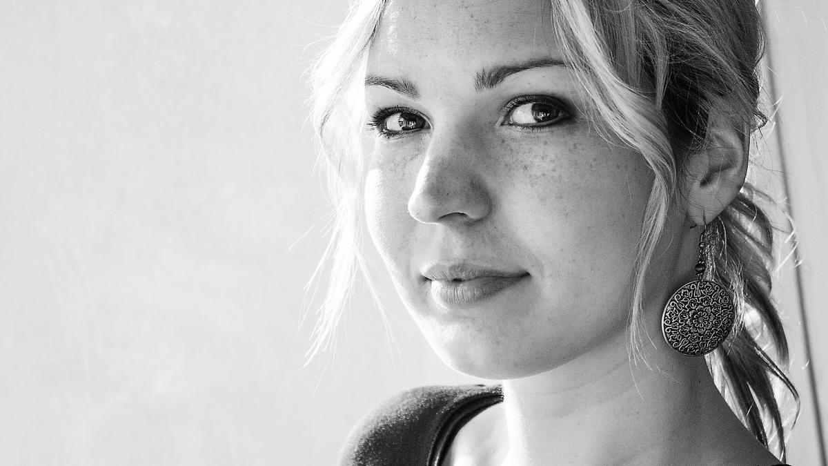 femeie-fata-ureche_19757200