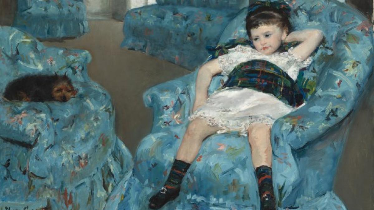 little-girl-in-a-blue-armchair_23034800