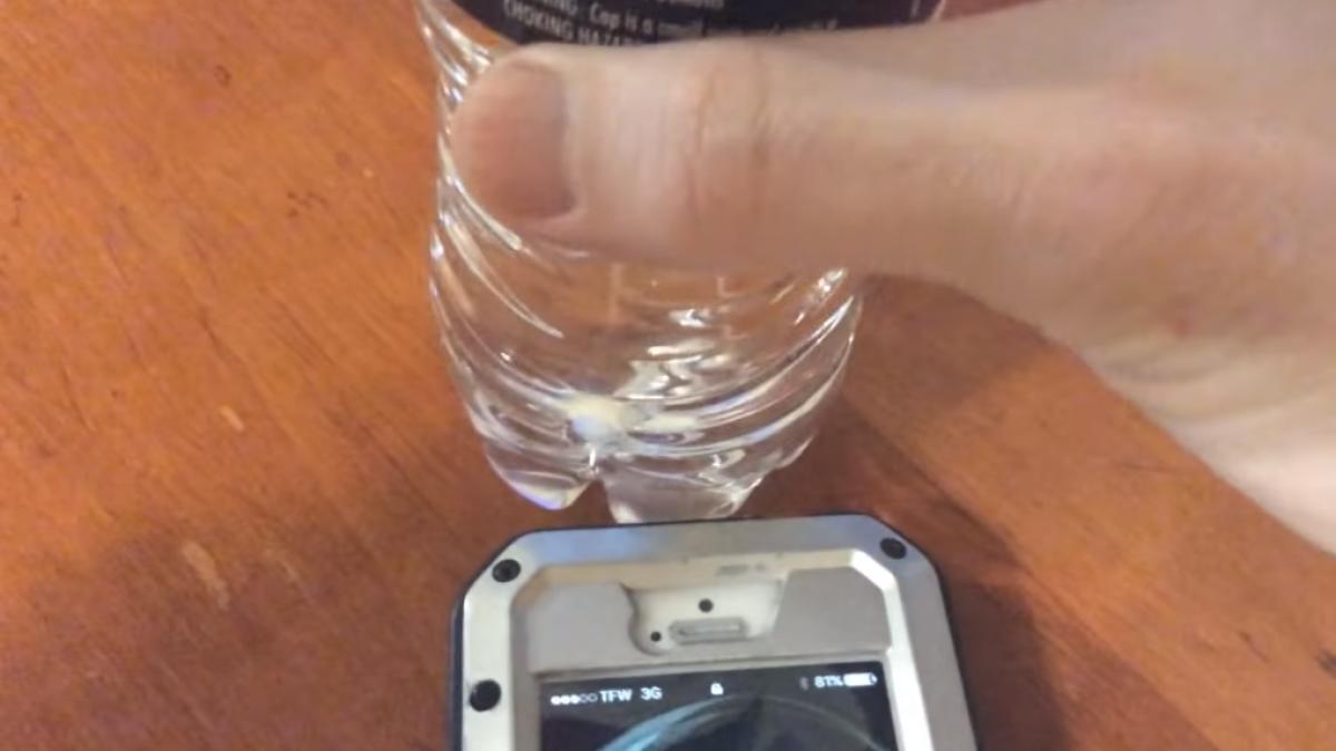 truc-sticla-apa-semnal-telefon_66165600