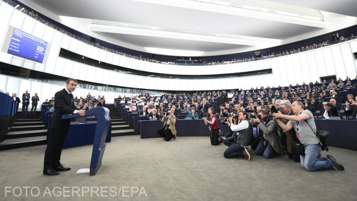 emmanuel_macron_23755400