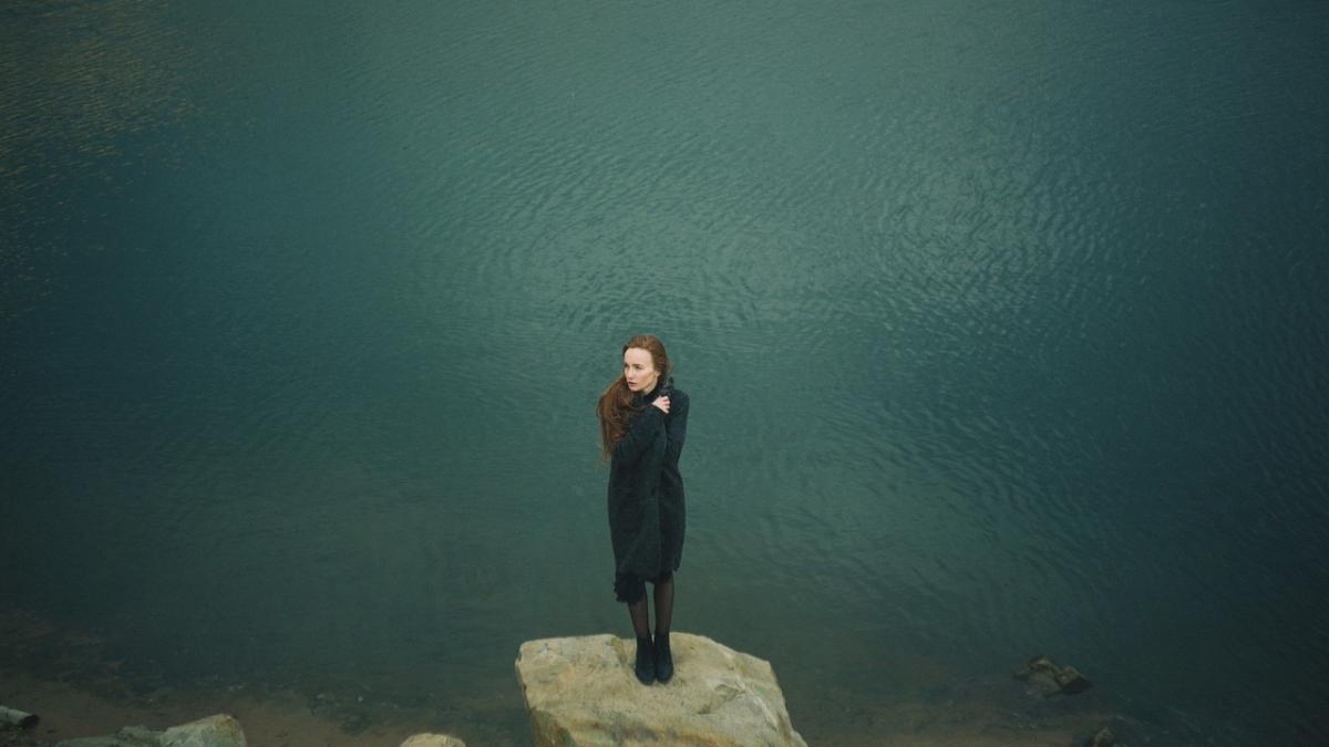 tristete-femeie-ganditoare_39934700