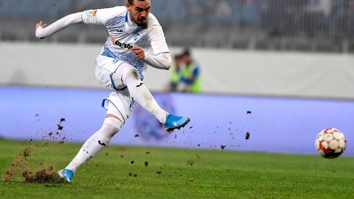 u_craiova_jucator_meci_gazon_fb_66035500