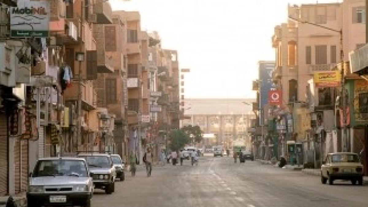 Luxor_Sharia_Mahattat_Egypt_Oct_2004