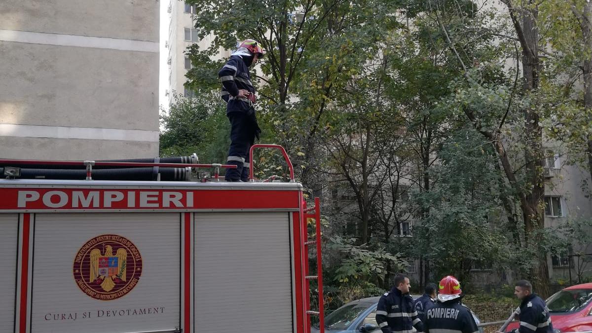 o femeie si a aruncat usa pe geam de la etaj pompierii intervin video