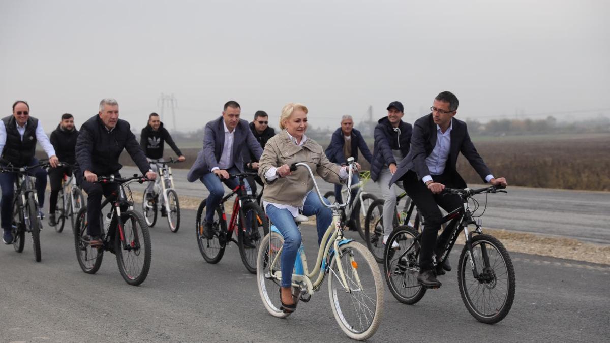 viorica-dancila-pe-bicicleta-poza-buna_77499100