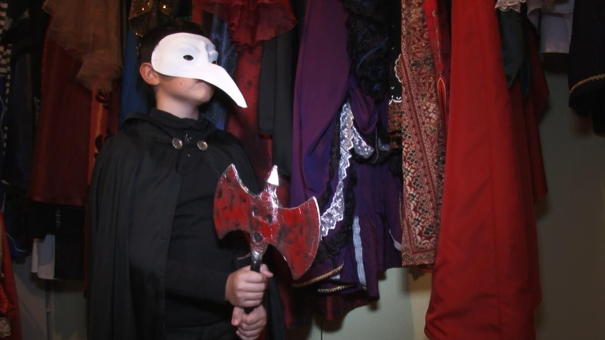 foto_magazinele_care_inchiriaza_costume_de_halloween_luate_cu_asalt_de_clienti_6_00937000