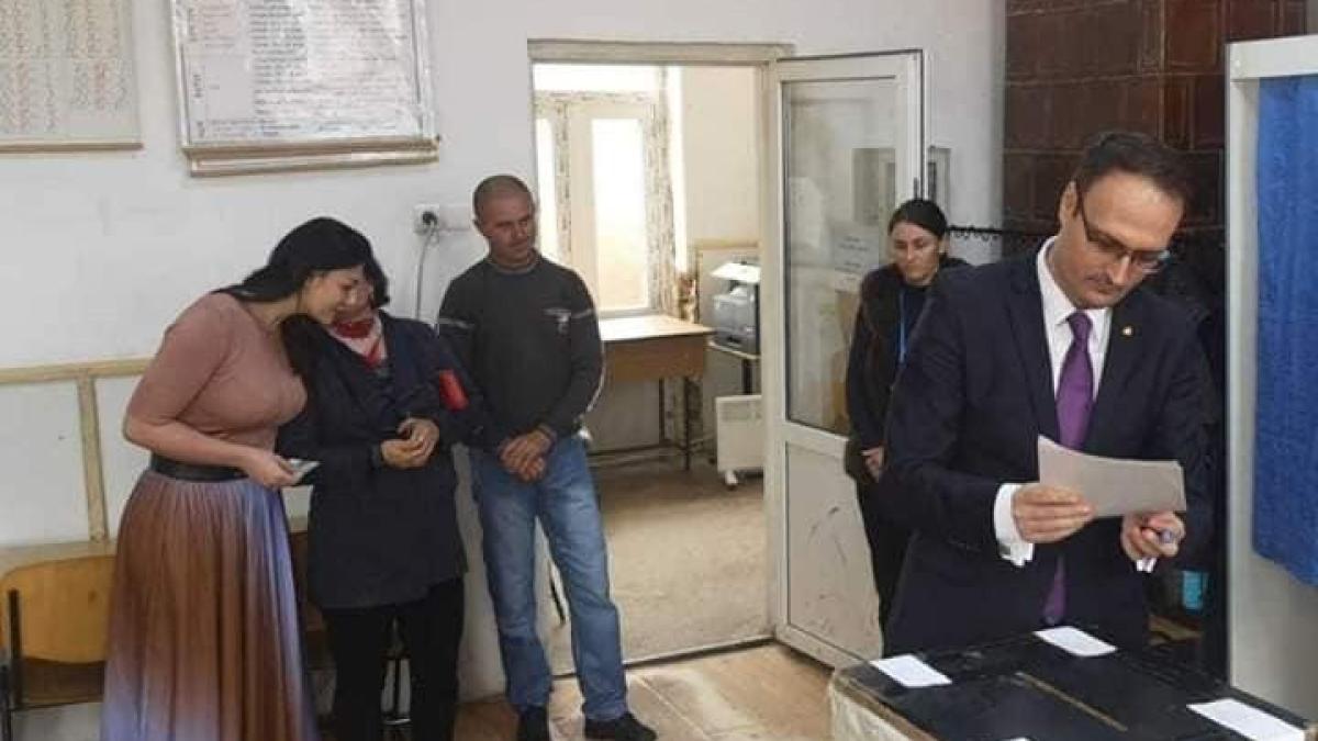 cumpanasu_vot_prezidentiale_fb_58116200