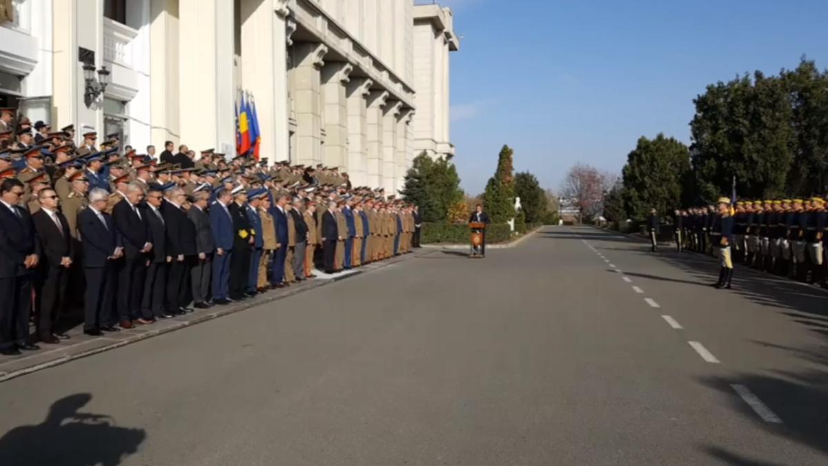 drapelul-statului-major-de-aparare-decorat-160-de-ani_30294400