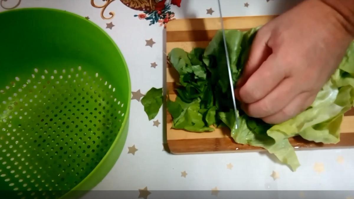 cum-se-taie-salata_74262800