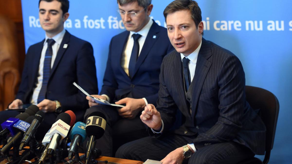 claudiu-nasui-stg---deputat-usr--dan-barna-ctr---liderul-grupului-parlamentar-al-usr-si-andrei-caramitru-dr---membru-usr--sustin-o-conferinta-de-presa_46724800