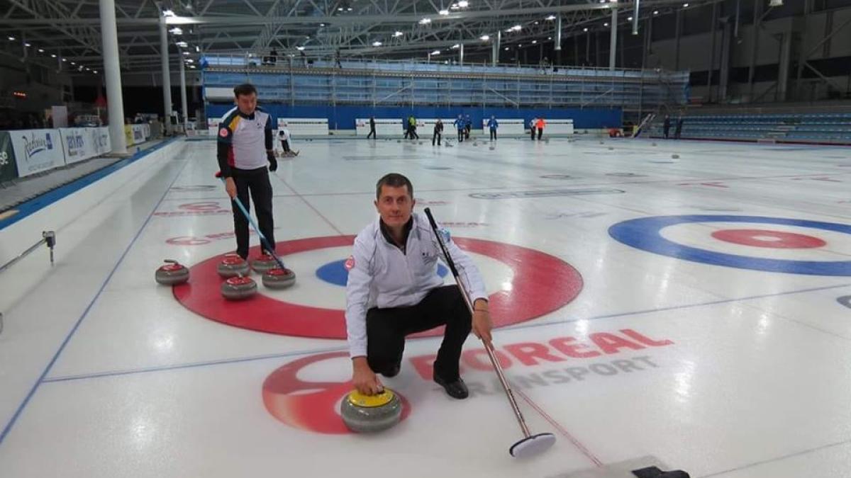 dan_barna_curling_fb_01955900