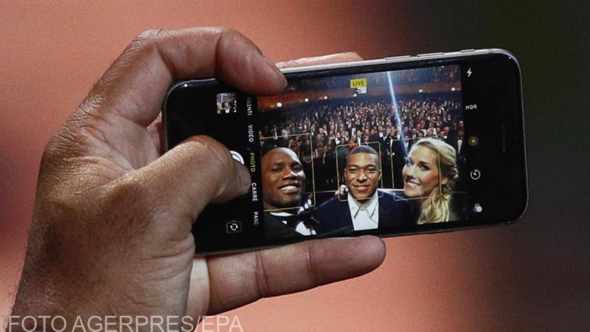 mbappe_drogba_selfie_95390700