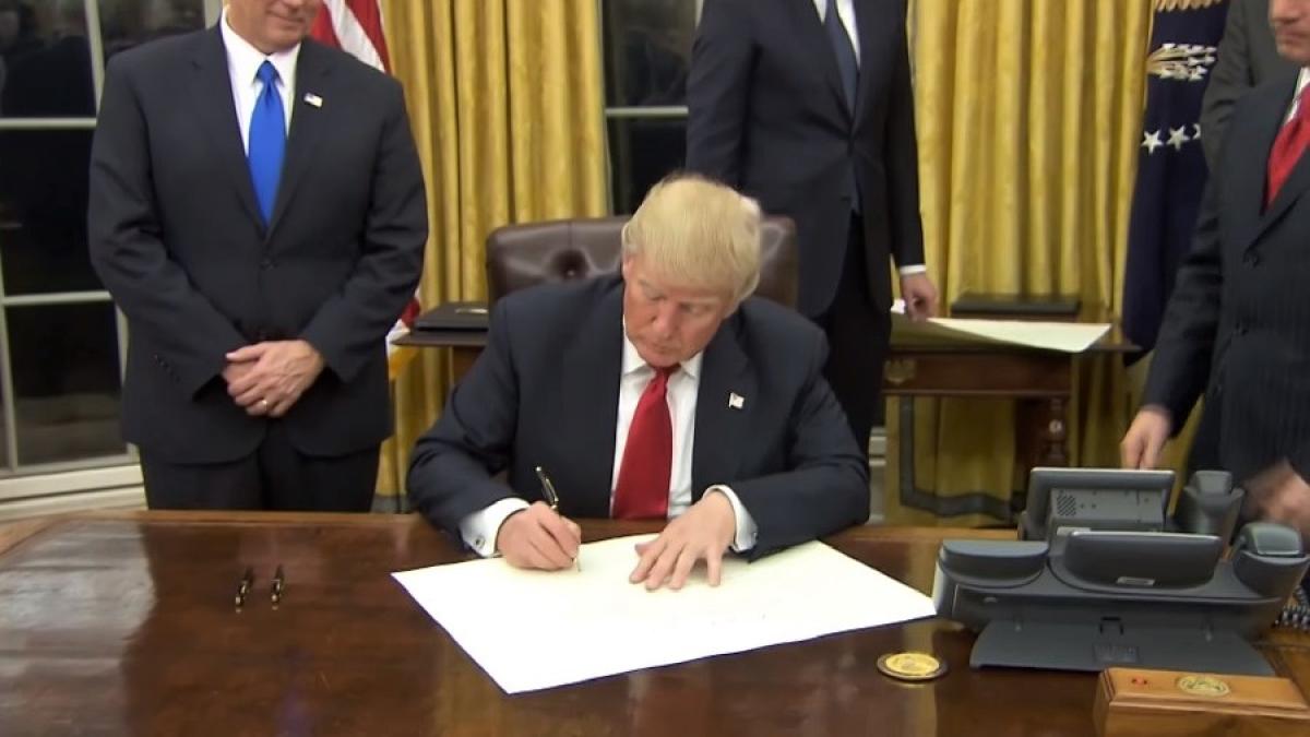 donald_trump_semnatura_decret_cpv_69706400