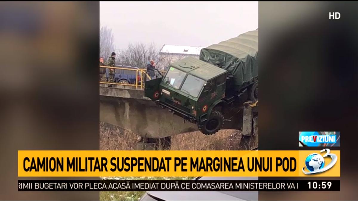 camion-militar-suspendat-pe-pod_78122600