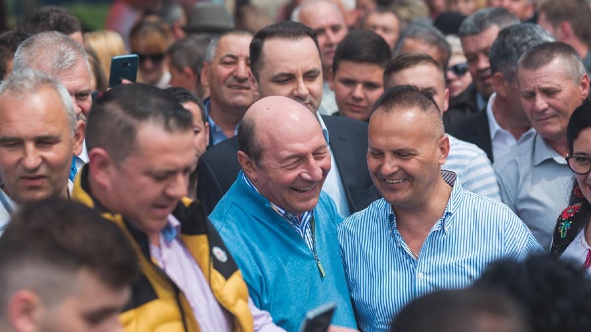 basescu_oameni_smile_fb_68881200