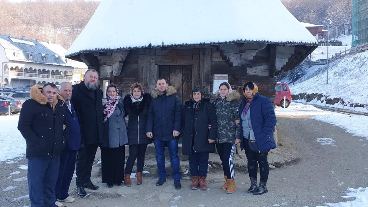 familia-melencu-la-manastirea-nicula-alaturi-de-valentin-guia_01260100
