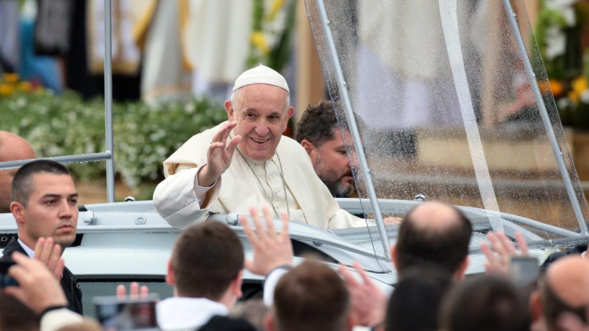papa-francisc-papa-mobil-iasi_77387700