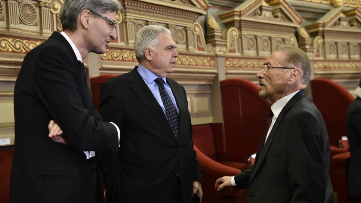 eonard-orban--adrian-severin-si-emil-constantinescu-participa-la-ceremonia-oficiala-de-lansare-a-presedintiei-romaniei-la-consiliul-uniunii-europene--eveniment-desfasurat-la-ateneul-roman_85751700