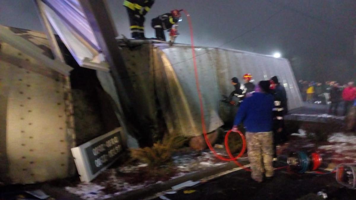 tir-cu-porci--rasturnat-la-huedin-foto-isu-cluj_67738200