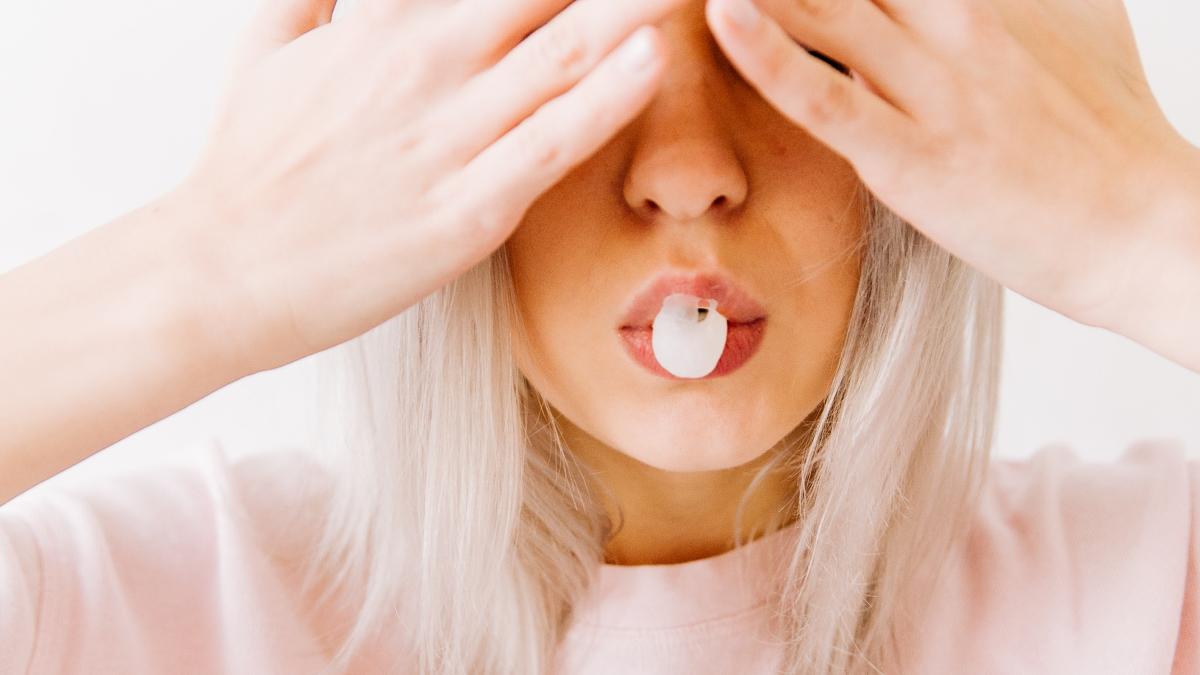 woman-covering-her-two-eyes-704977_46980700