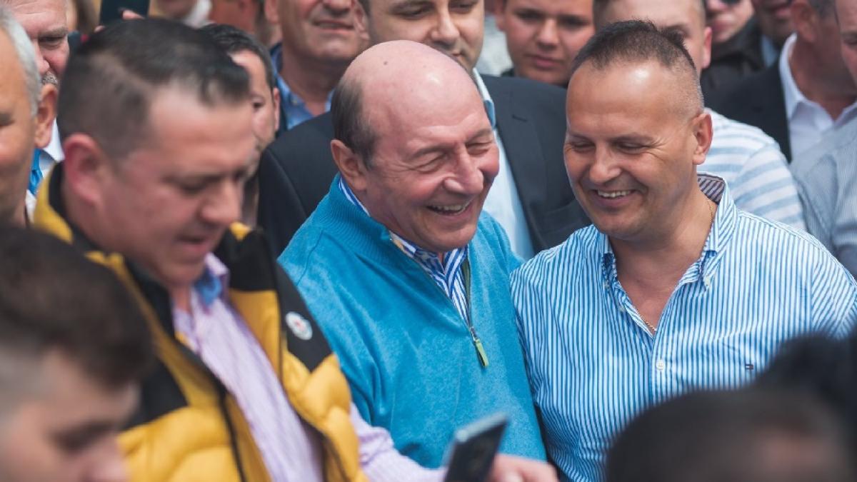 traian_basescu_oameni_rade_fb_02_85683700