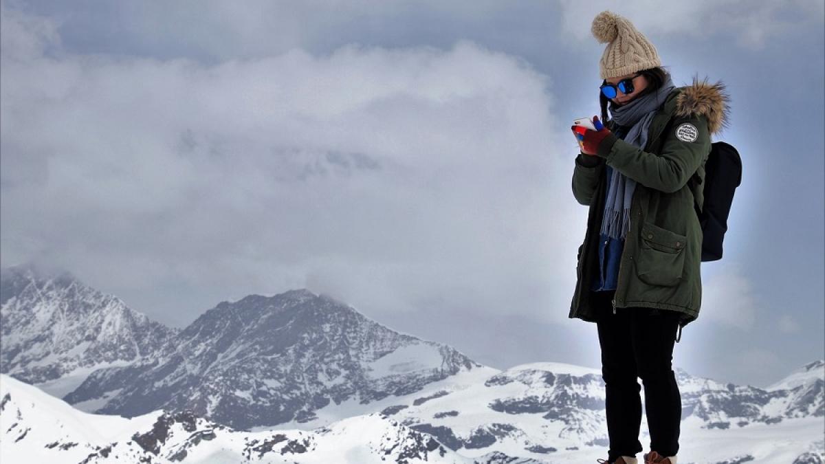 turista_munte_telefon_pxb_51340600