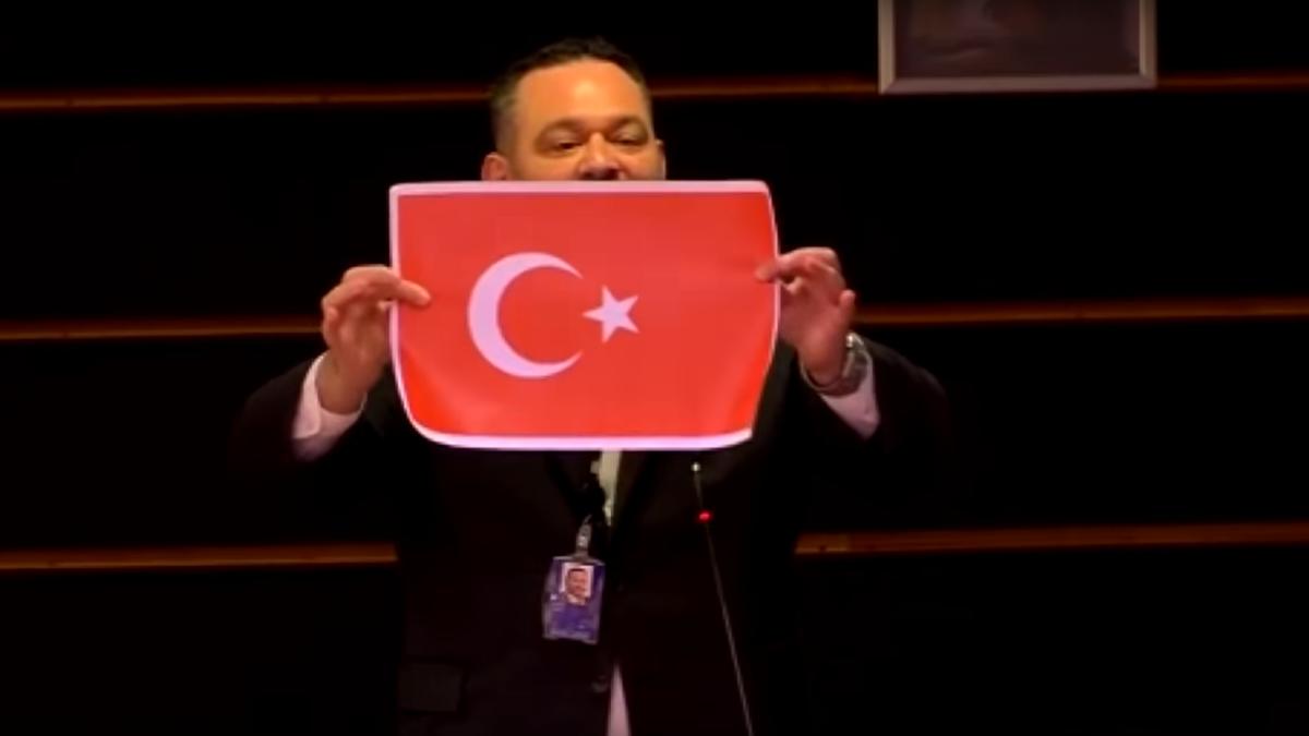 ioannis-lagos-drapel-turcia-rupt_43228300